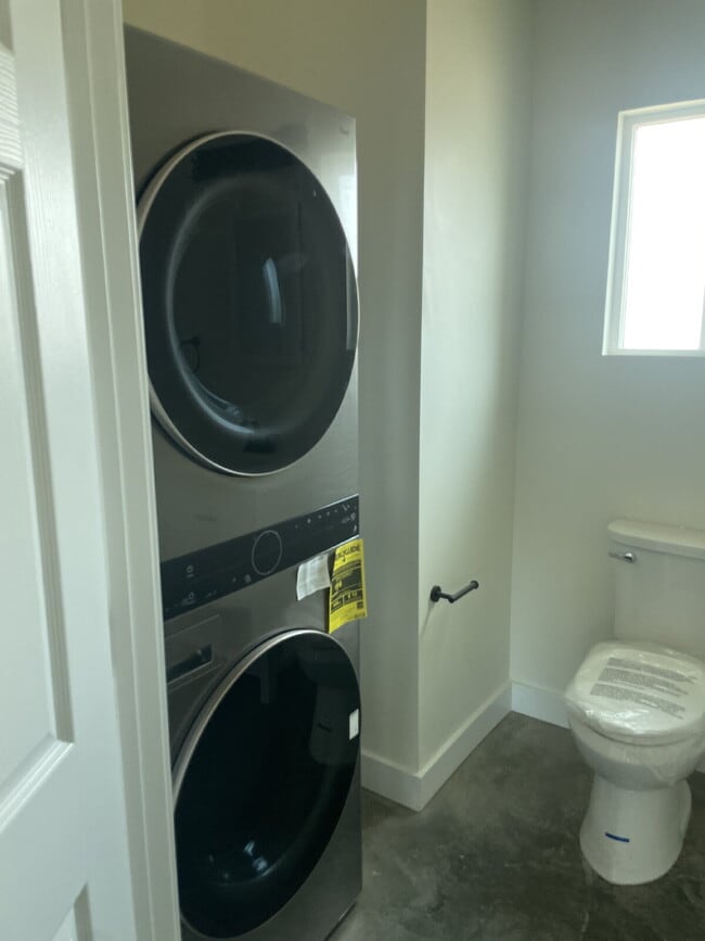 Building Photo - 1339 E 8th St