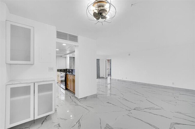 Building Photo - 2841 N Ocean Blvd