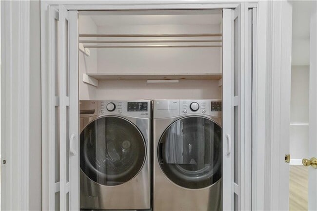 Building Photo - 3230 Cedar Bluff Dr NE