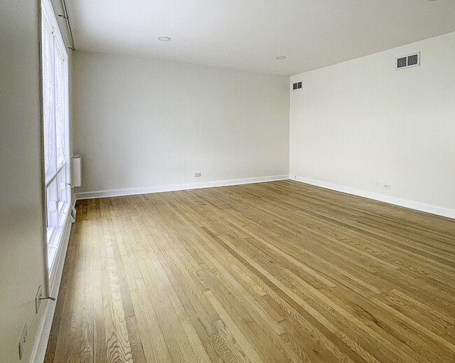 Building Photo - 623 Maple Ct
