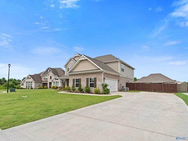 Building Photo - 14725 Commonwealth Dr