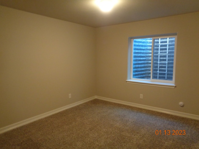 Building Photo - Main level living