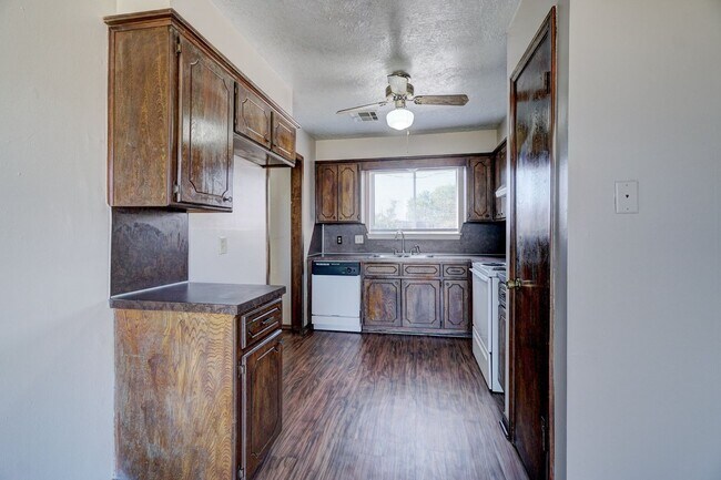 Building Photo - 2 bedroom 2 Bath 2 Car Garage Duplex Avail...