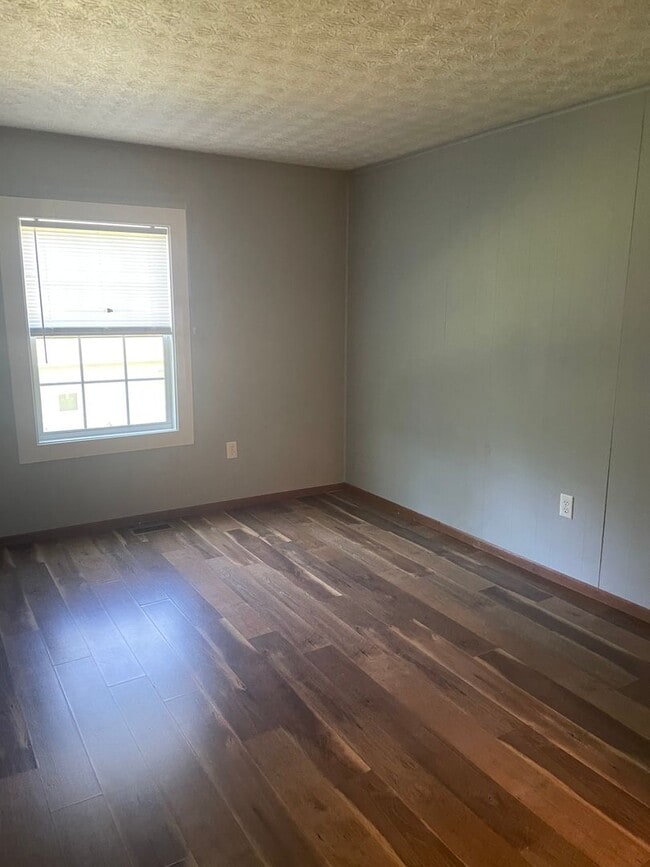 Building Photo - Three bedroom 1 1/2 bath ranch home