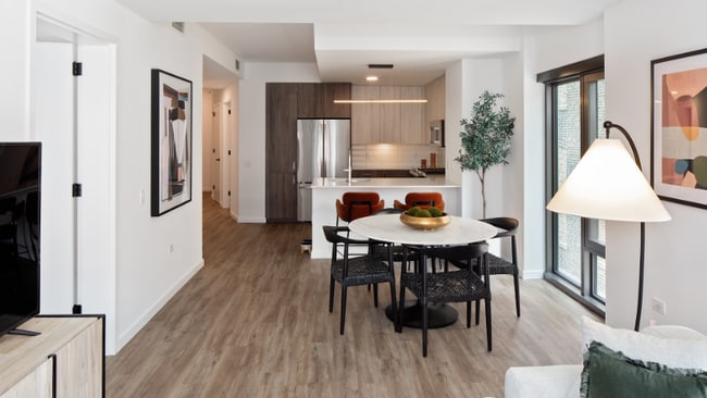 Building Photo - 666 N May St