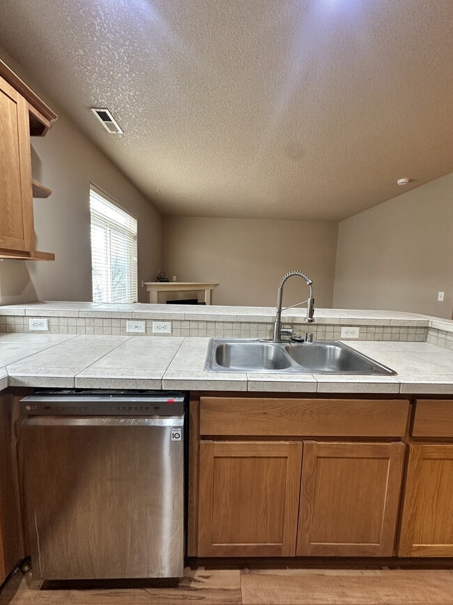 Building Photo - Beautiful 3-Bedroom Townhome in Hidden Glen