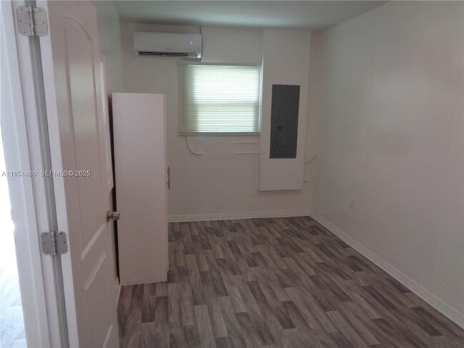 Building Photo - 2060 SE 14th St