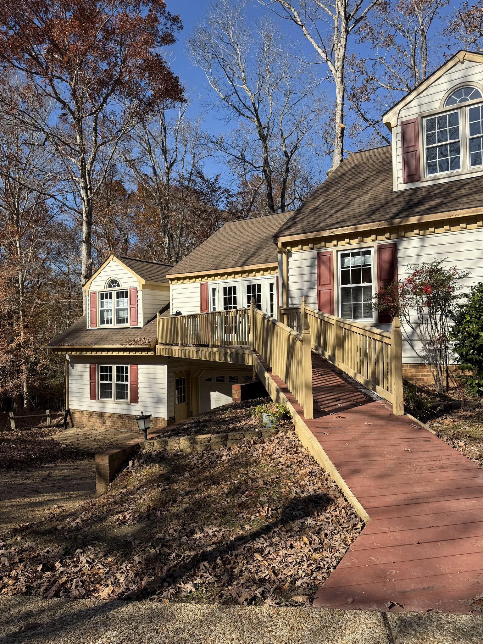 Apt front w/ramp entrance - 2721 Linden Ln