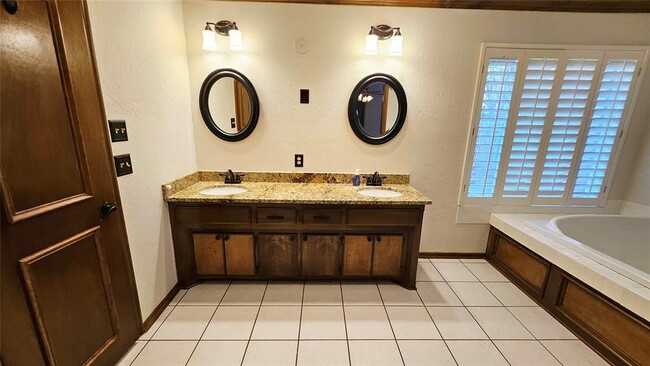 Building Photo - 1225 NW 198th St