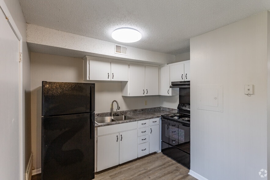 2BR, 1.5BA - Cumberland - 1,045SF - Kitchen - Forest Park