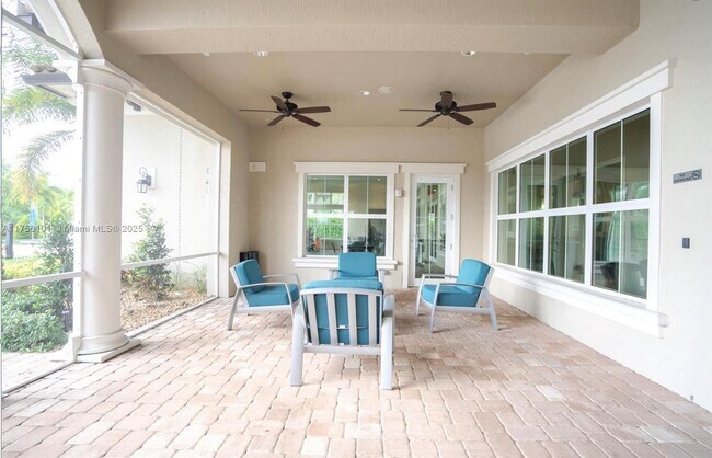 Building Photo - 3944 Poinciana Ln