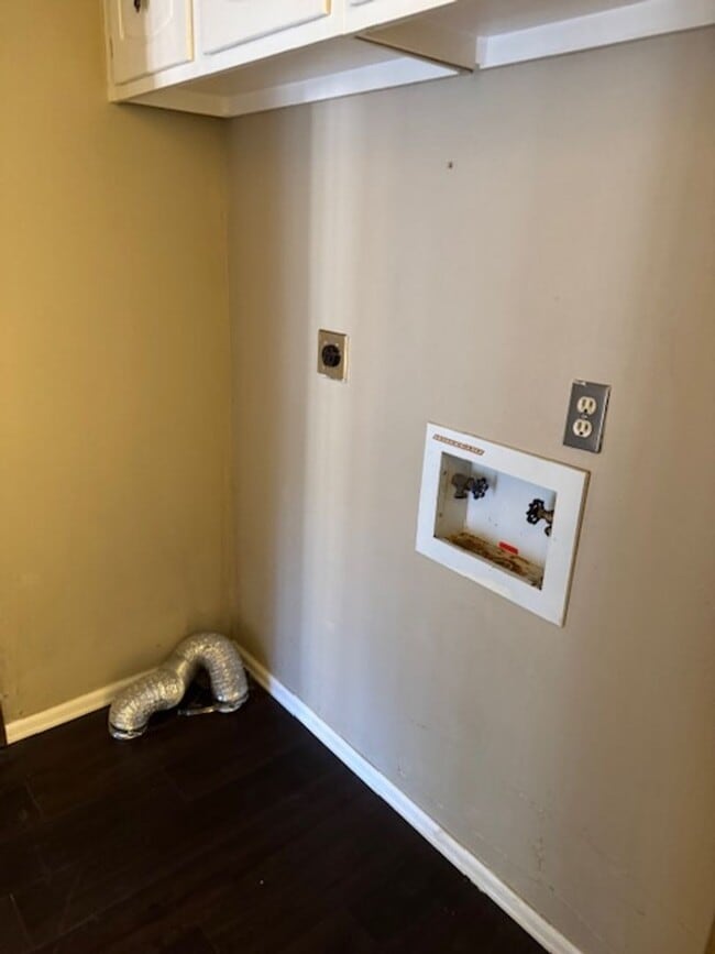 Building Photo - ALL PROSPECTIVE TENANTS MUST SUBMIT A $58 NON-REFUNDABLE APPLICATION FEE PER APPLICANT ONLINE AND...