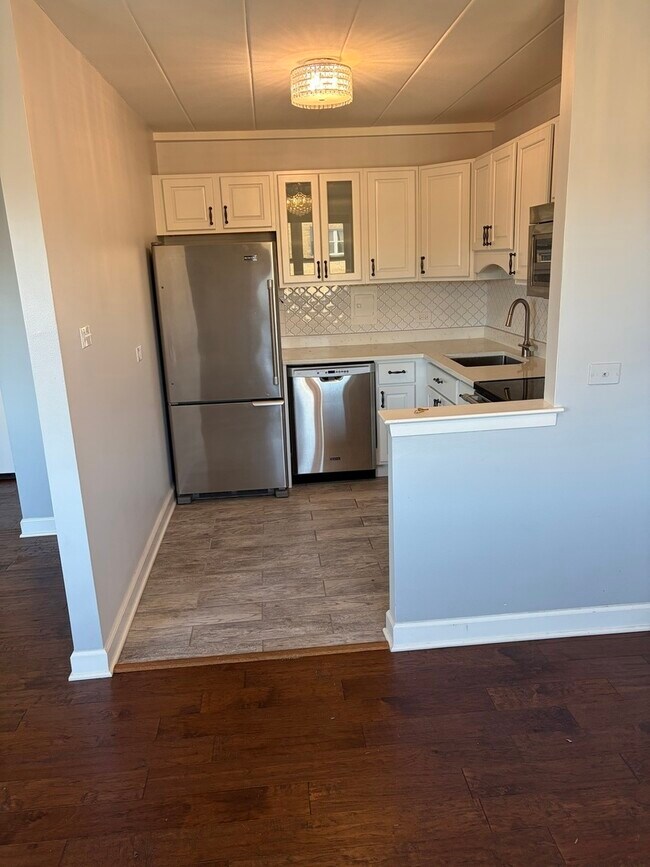 Building Photo - 6161 N Hoyne Ave