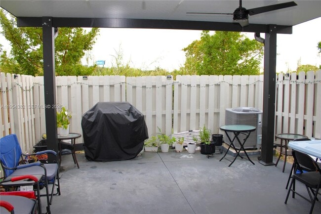 Building Photo - 470 NE 12th St