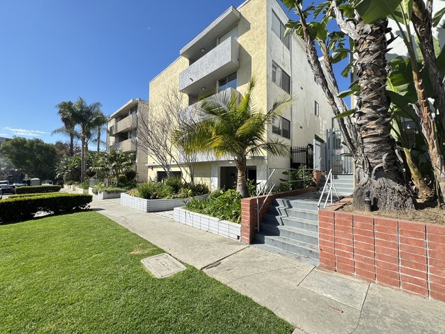Building Photo - 1547 N Hayworth Ave