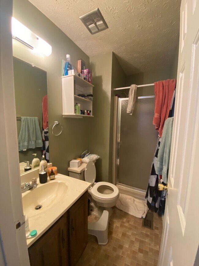 Building Photo - 2 Bed 2.5 Bath Condo