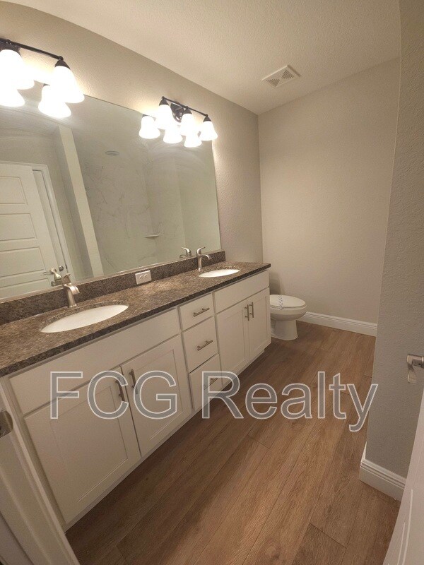 Building Photo - 9999 N Sandree Dr