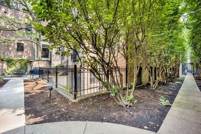 Building Photo - 1224 N Dearborn St