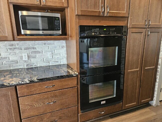Building Photo - Beautiful 2-Story Home In Hidden River. Finished Basement. Turfed Backyard.
