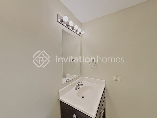 Building Photo - 605 Lindale St