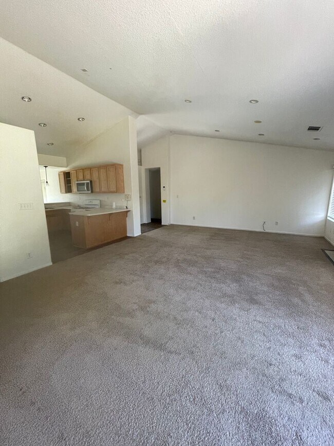 Building Photo - Beautiful 3 bedroom and 2 bath home ready for move in.