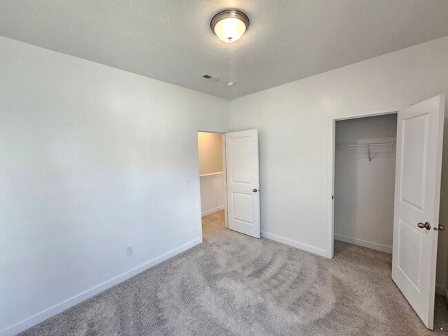 Building Photo - Amazing 4 Bed, 3.5 Daybreak Home with Office