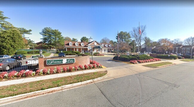 Building Photo - Nicely Updated Terrace Level  1/1 condo