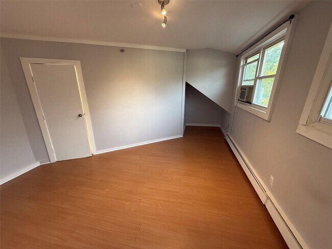 Building Photo - 364 Ashford Ave