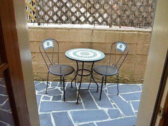 Patio - 1930 Bank St