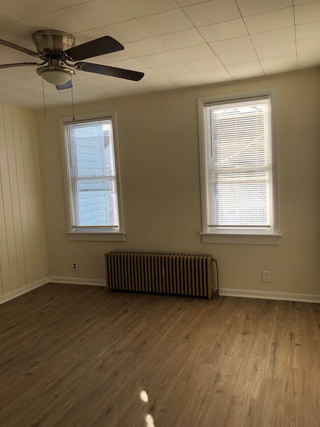 Building Photo - Great 3 Bedroom, 1 1/2 Bath Home! New Kitc...