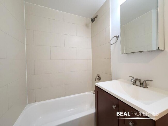 Building Photo - 1 bedroom in CHICAGO IL 60613