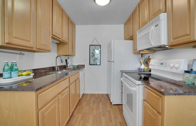 Building Photo - APART