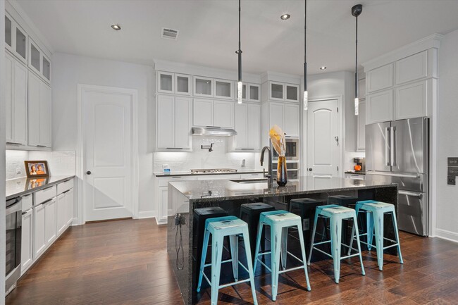 Building Photo - Stunning 4-Bedroom Home in Northwest Austi...
