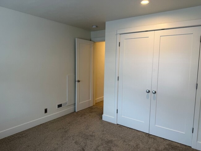 Building Photo - Beautiful 3 bedroom 2.5 bathroom house in a great neighborhood!