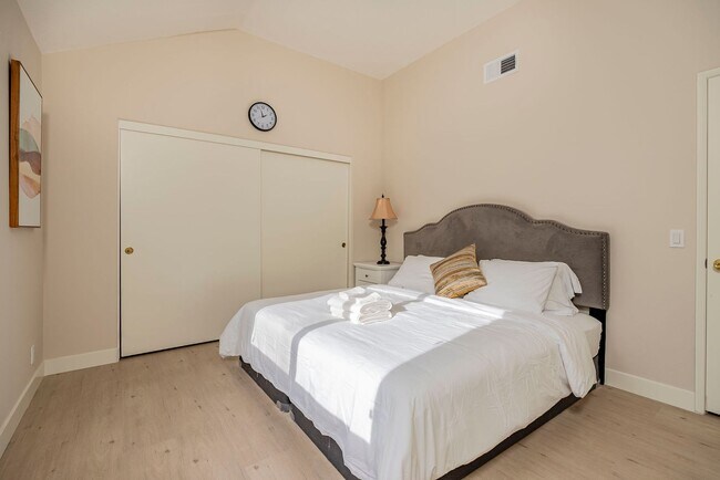 Building Photo - Fully Furnished! Prestige Luxury Single 5bed 3bath House