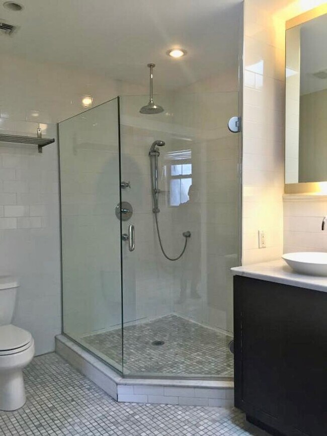 Building Photo - Spacious 3 Bed 2 Bath!
