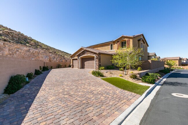 Building Photo - Beautiful Next-Gen Home with Private Entry Suite & Spacious Backyard