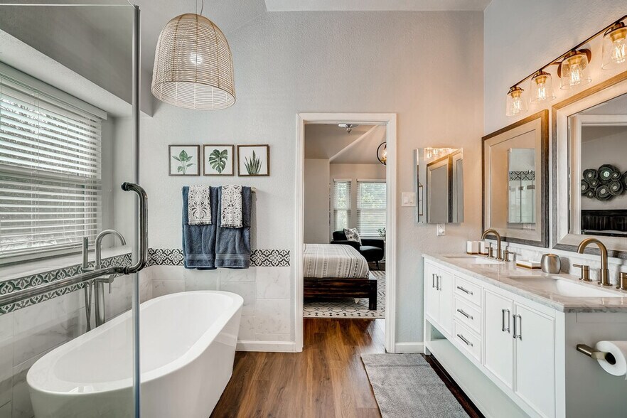 Building Photo - 2201 Rosemary Ln