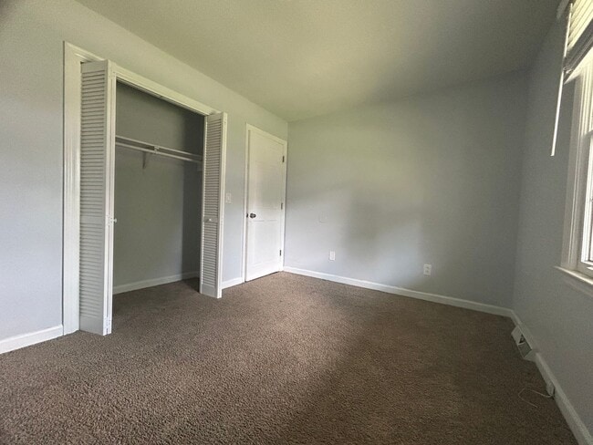 Building Photo - Large 4 bedroom 3 bathroom house in the he...