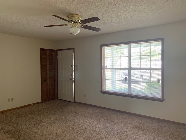 Building Photo - 2306 Pineview Dr