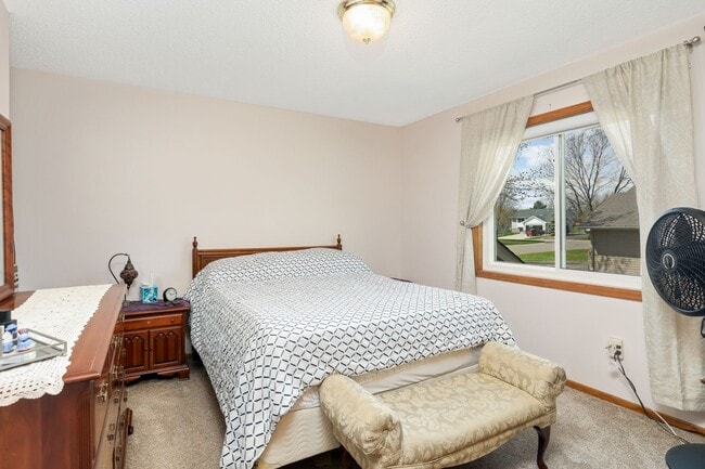 Building Photo - Spacious Home, 6bd, 3ba, 2 levels, 2 kitch...