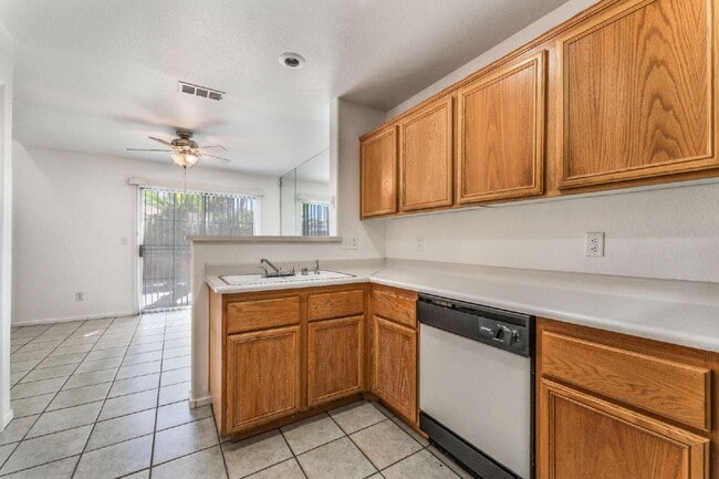 Building Photo - Move in now to this beautiful 2 story 3 bed 2.5 bath townhome near the Lakes area!