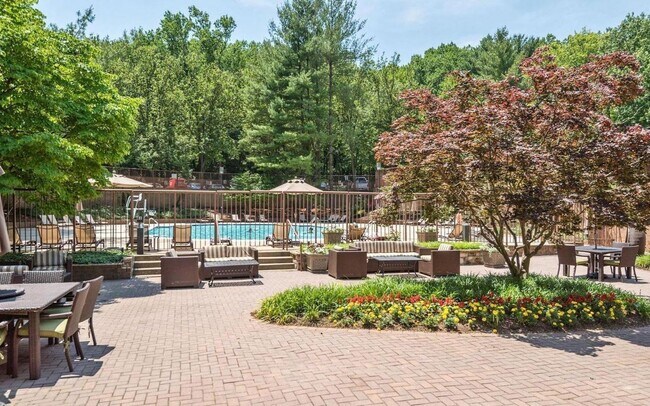 Building Photo - 1 Bed 1 Bath - Rockville Condo - Completel...