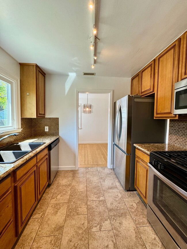 Building Photo - Charming Home Available Now!