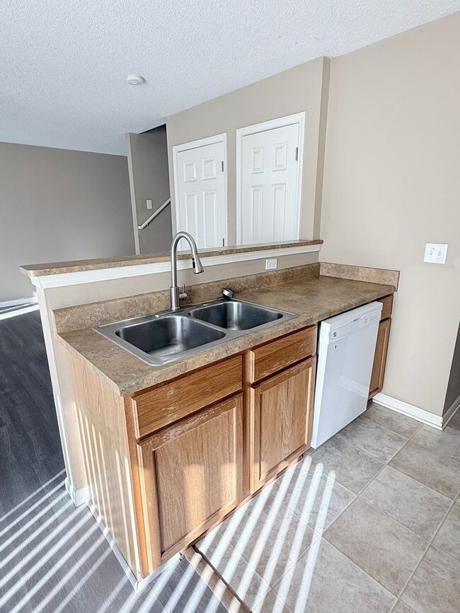 Building Photo - Great Townhome!