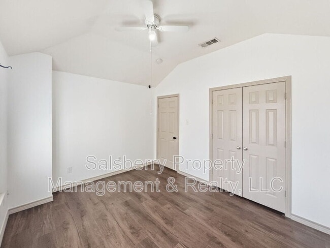 Building Photo - 3950 Seaside Ct