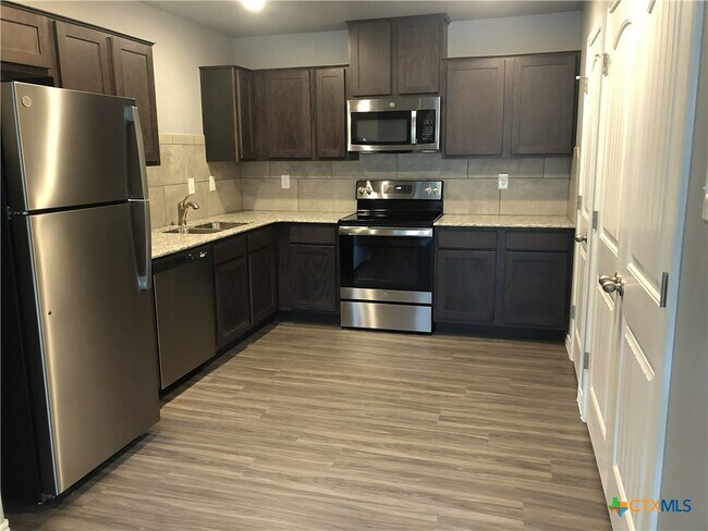 Building Photo - 1818 Castroville Trl