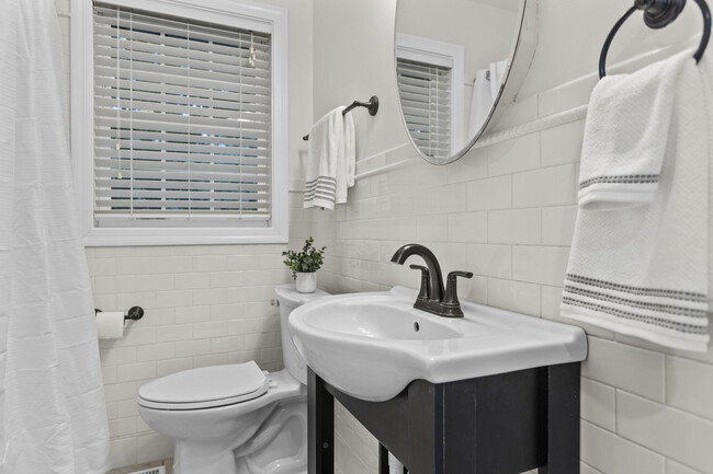 Building Photo - 549 Claymont Dr