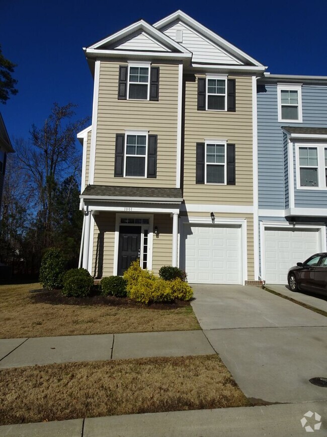 Building Photo - 4 Bedroom 3.5 Bath 3 Story Townhome for Re...