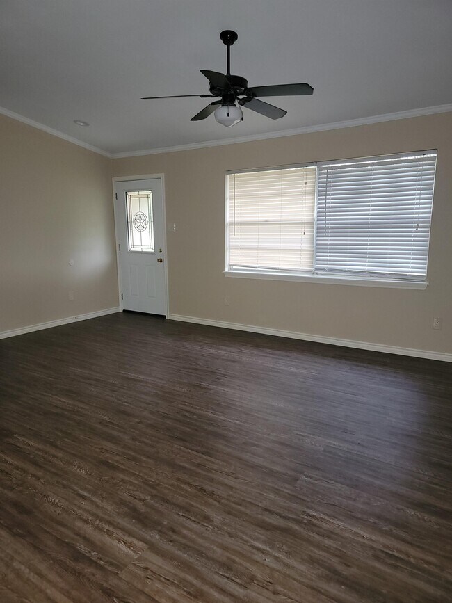 Building Photo - 10556 Rolling Pines Dr